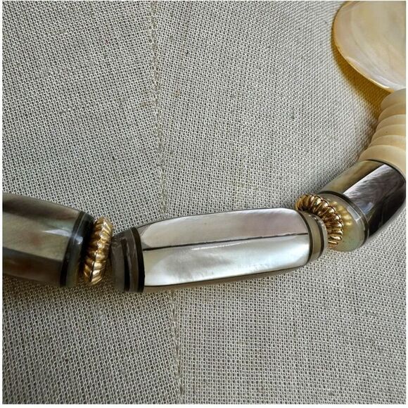 Mother of pearl bone beaded necklace - Picture 3 of 8